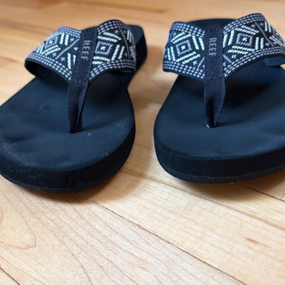 Reef spring woven women’s sandals size 8
Summer vacation poolside black white ☀️ - Picture 8 of 9